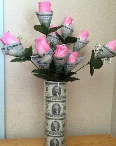 Hình ảnh tiền chúc mừng sinh nhật kèm hoa hồng