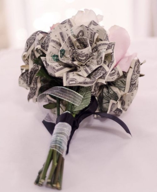 Tiền tặng sinh nhật được xêp thành bông hồng xinh đẹp