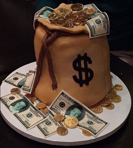 Ảnh bánh sinh nhật xếp bằng tiền ấn tượng