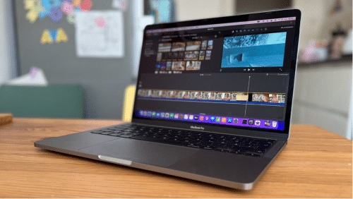 Loa MacBook Pro M2 với cấu tạo 2 loa trên và 4 loa trầm phía dưới